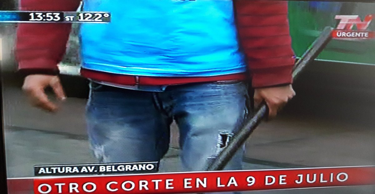 tuitskukas's tweet photo. Esta gente no es pobre ni protesta por hambre. Estos son mercenarios pagos. Tienen que ir a la cárcel https://t.co/VUGytwr3fQ