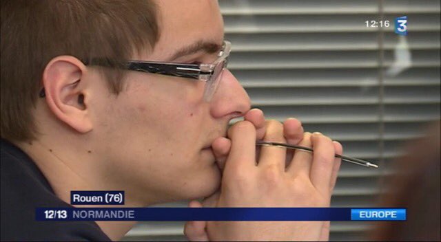 JulienDamaaja's tweet photo. Apres mon passage sur France 3 j'espère mes parents m'achèteront un vrai stylo https://t.co/wp6T3Bnns7