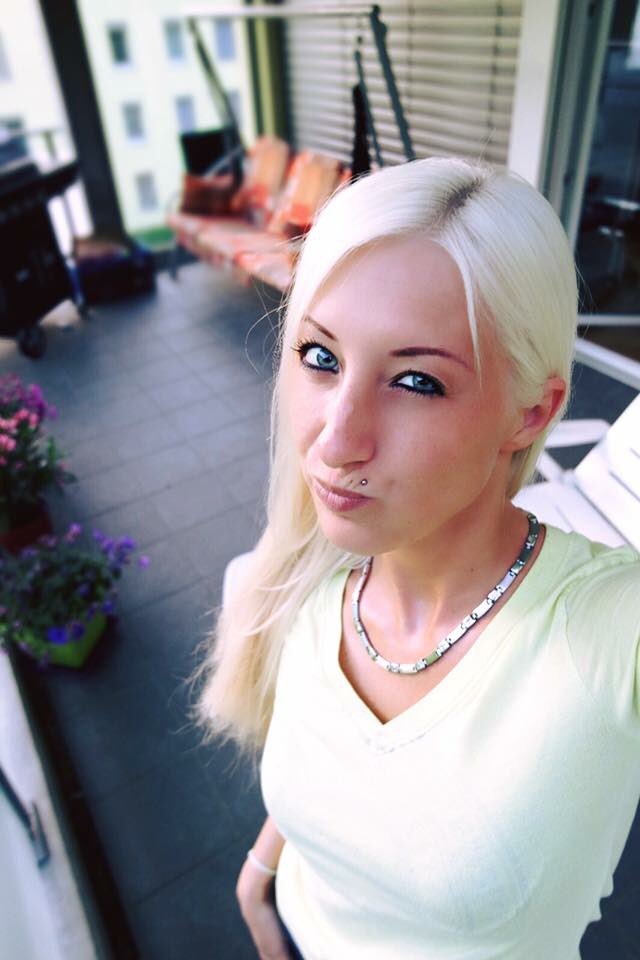TW Pornstars LEONIE PUR!. Twitter. Nabend ?️? jetzt noch ein Weilchen auf dem Balkon sitzen. 5