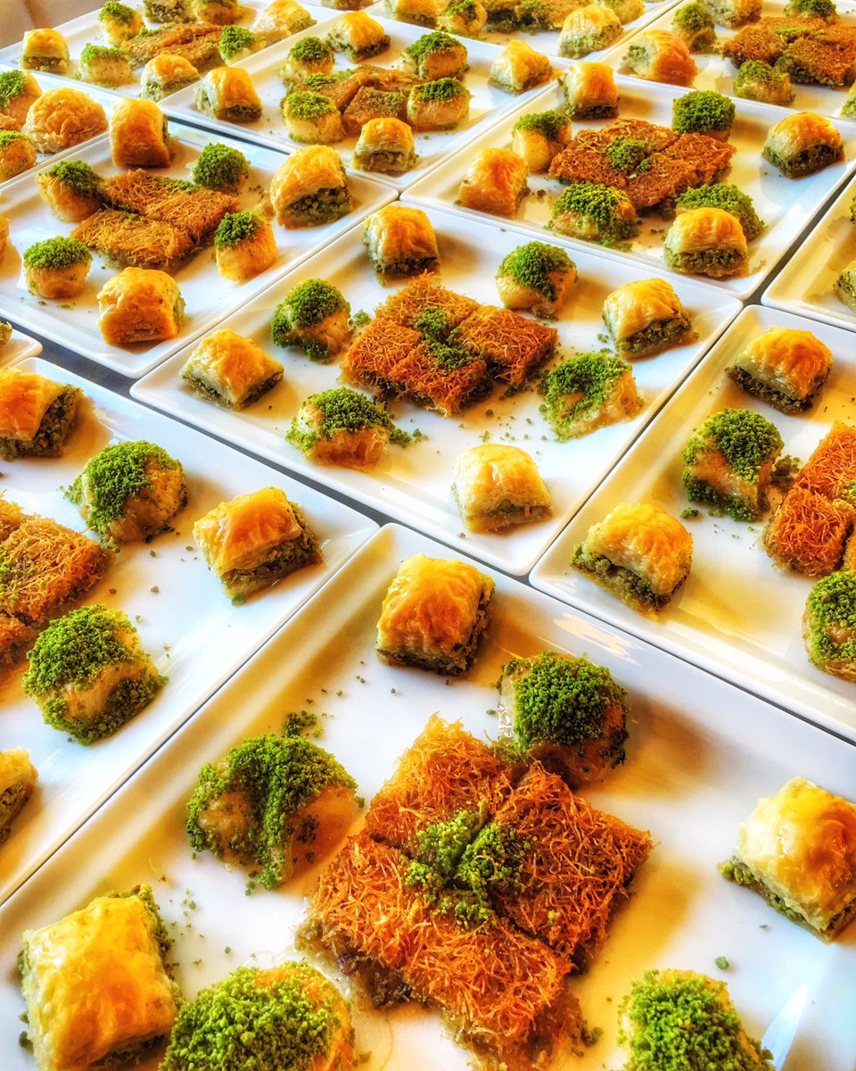 sazelizgara's tweet photo. Şazeli de İftardan sonra taptaze baklava ve tatlı çeşitlerimizi denemelisiniz.. 🌙
☎0 216 401 27 27
#sazeli https://t.co/zho3aZo9XV