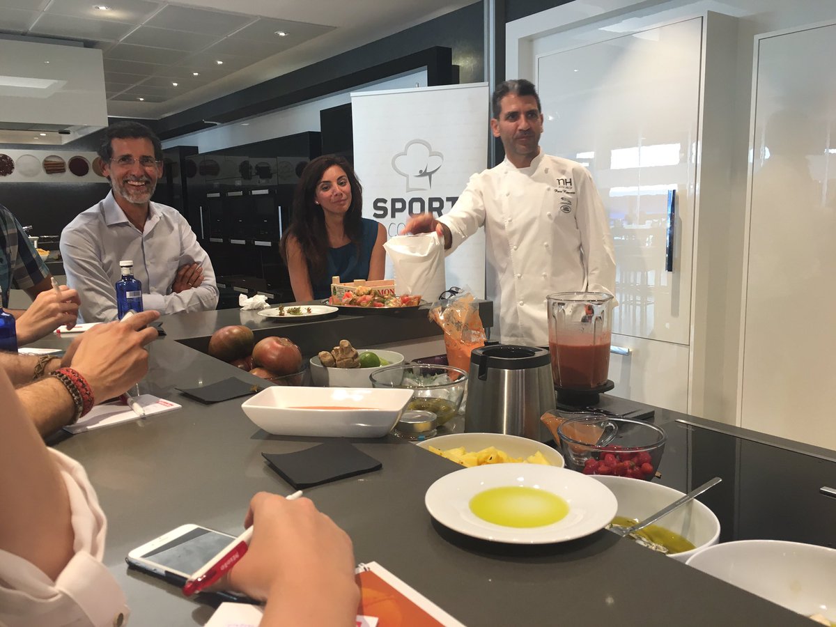 josefacal02's tweet photo. #sportcooking primer gazpacho; de fresas, nunca se me habría ocurrido, pero tiene una pinta espectacular https://t.co/GjF12Q3iFK