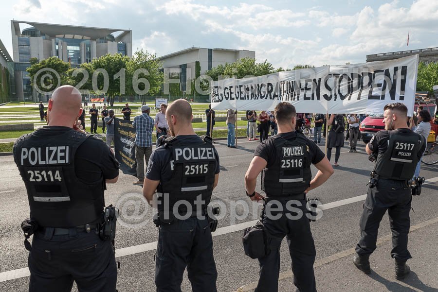 #Flüchtling-Demo gegen die Europa-#Migrationspolitik ab dem Bundesinnenministerium in Berlin