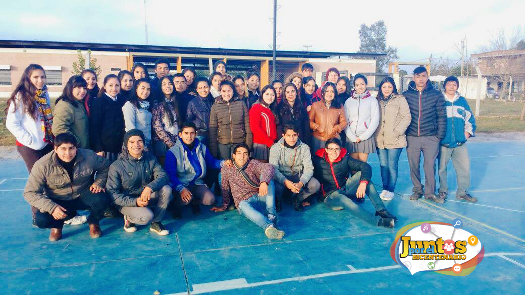 Bicentenario_tv's tweet photo. Abrigados hasta el cuello están los alumnos de la Esc. de Graneros 🎓 #JuntosPorElBicentenario #Preinscriptos 📺 https://t.co/hbV1eFJ8JM