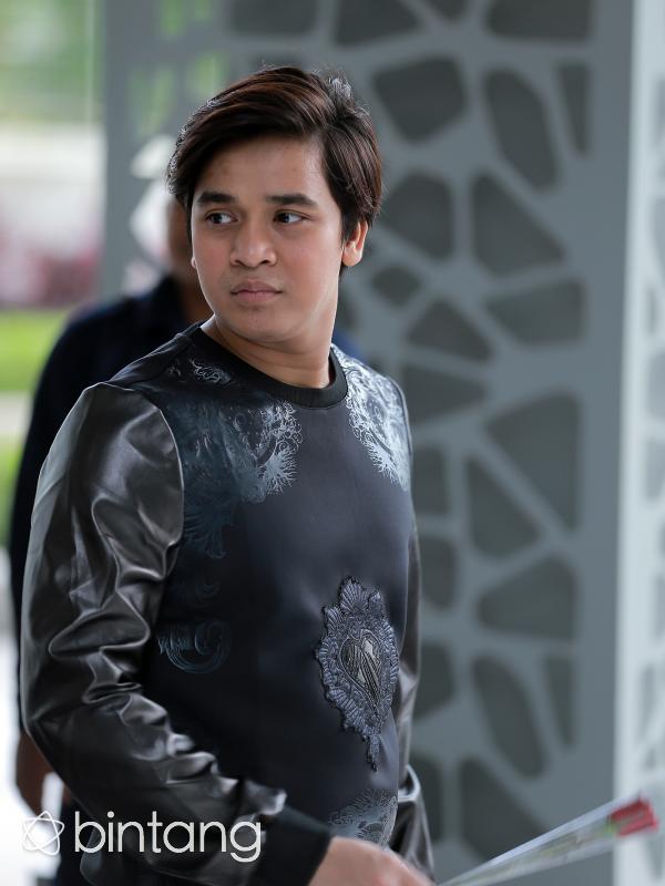 SCTV's tweet photo. Lihat yuk perjalanan @bangbily yg sekarang menjadi tulang punggung keluarga, hanya di #StatusSelebritis sesaat lagi! https://t.co/aupRhnKfCI