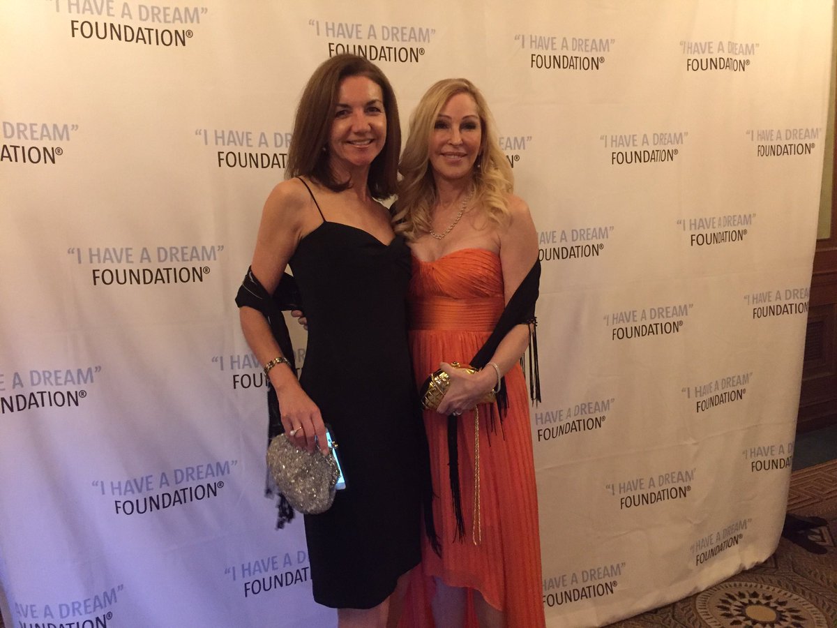 DebraLynnFine's tweet photo. Catherine, my #USC roommate @CathOstheimer and I at the @IHDFNational #35YearsandCounting gala #IHADLA https://t.co/M3rwdi1w9j