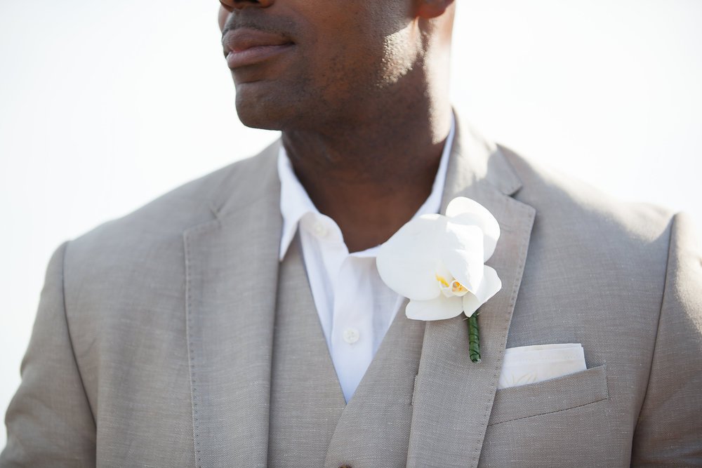 Suave groom style with this #grey #weddingsuit on @overwhelmbride ow.ly/6dQy300K4wb #nancyorozco