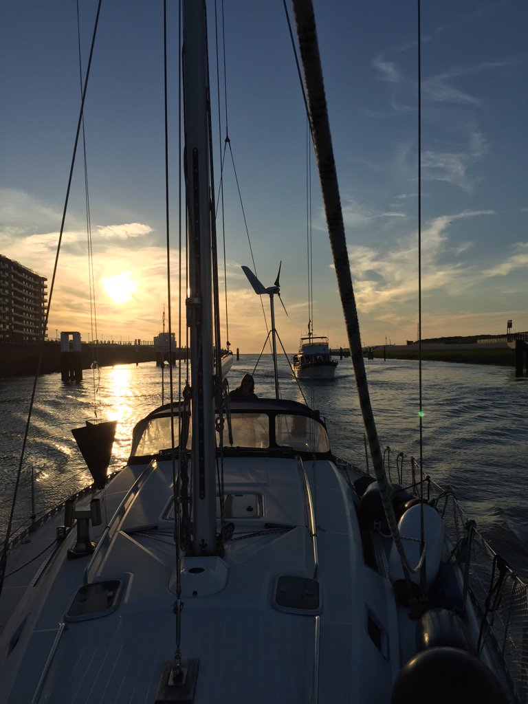 vanpupi's tweet photo. Later than other #afterWorkSailing but such a beautifull evening at sea :-) https://t.co/VHi6fbpr8c
