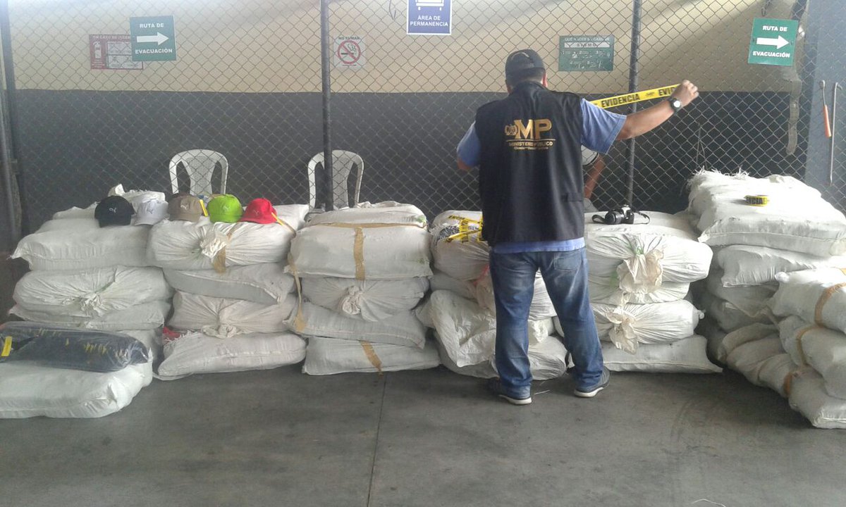 prensa_libre's tweet photo. Fiscalía de Delitos contra la Propiedad Intelectual, realiza inspección y registro de contenedor en Puerto Quetzal. https://t.co/gdRt3pdtZP