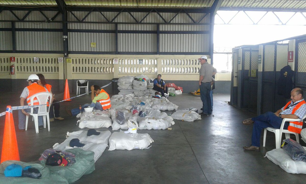 prensa_libre's tweet photo. Fiscalía de Delitos contra la Propiedad Intelectual, realiza inspección y registro de contenedor en Puerto Quetzal. https://t.co/gdRt3pdtZP