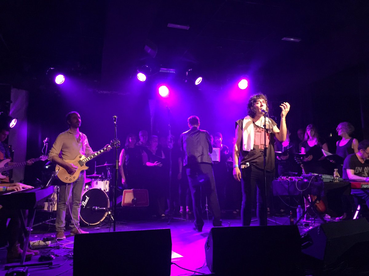 Per favor, que autèntic l' <a href="/IsaacUlam/">Isaac Ulam</a> ara mateix a l' @Sala_Apolo  <a href="/bankrobberbcn/">Bankrobber</a>