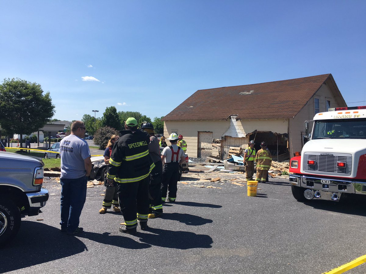 CatiLDN's tweet photo. Another look at the scene of the crash. It's unknown why the vehicle went through the building. https://t.co/6rNnOW9yL9