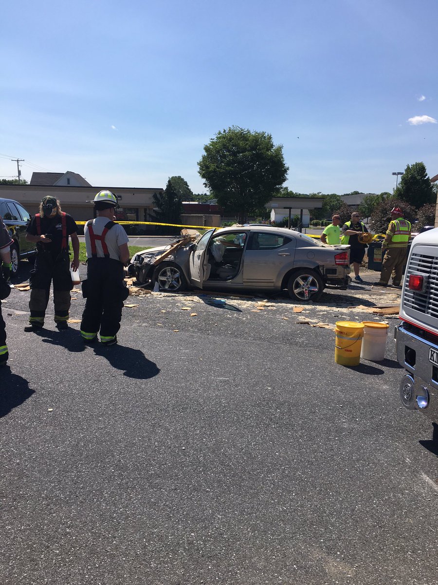 CatiLDN's tweet photo. Another look at the scene of the crash. It's unknown why the vehicle went through the building. https://t.co/6rNnOW9yL9