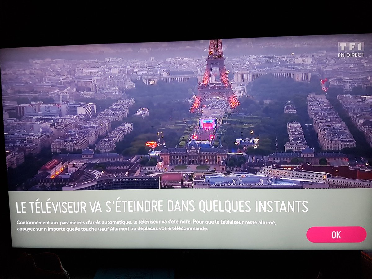 Ma télé vient de me menacer de s'éteindre...Je pense que je n'opposerais pas de résistance.#Will.I.Am #ShowEuro2016