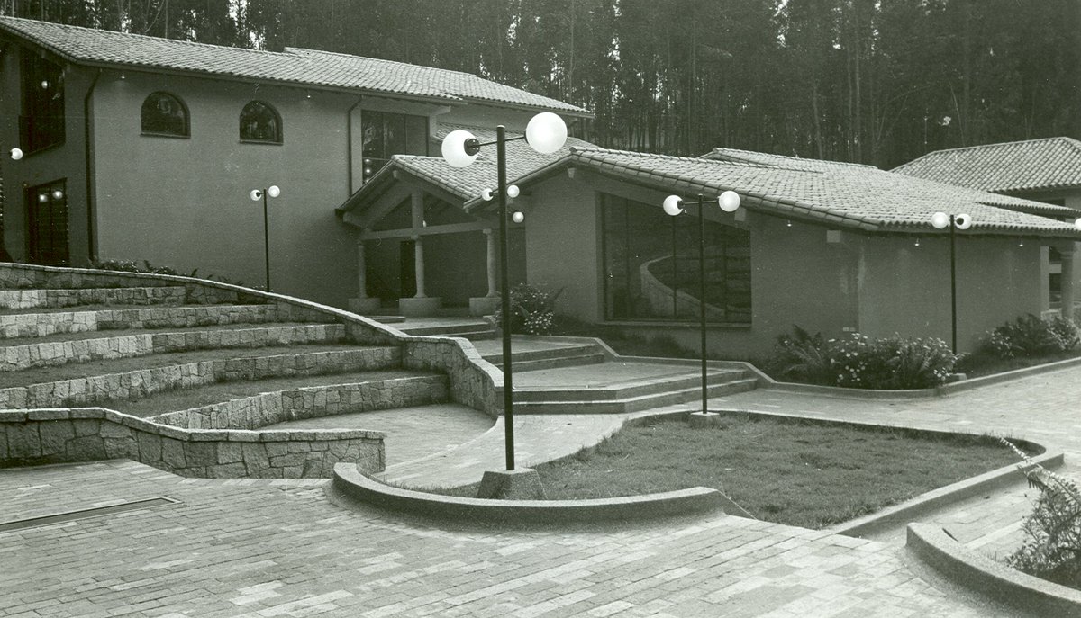 Poligran's tweet photo. En 1981 se abría nuestro campus para la primera generación de grancolombianos. 😌 #TBT #RecuerdosDelPoli https://t.co/GUsr5Pfm5a
