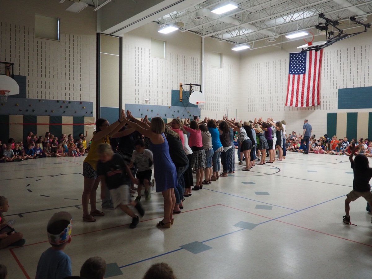 GlendalePLS's tweet photo. Here comes Middle School! @glendalepls staff with the traditional tunnel! #gdconnects https://t.co/tCDWcXSO2i