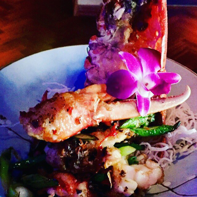 victoryu88's tweet photo. Xo native lobster with English asparagus chilli and garlic @Yu_Alderleyedge @cheshirelife @vinnyyu1 @legacyoftaste https://t.co/berrmzmfIS