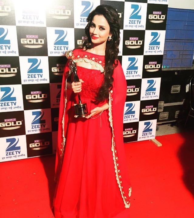 isalilsand's tweet photo. Best #Negative Role to #AdaaKhan for #Naagin  #Colors #ZeeGoldAwards #ZeeTV #GoldAwards https://t.co/qZIBdzEUmA