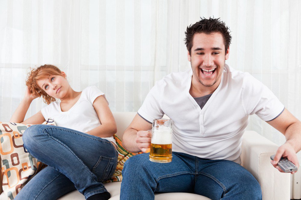 EachOthersHalf's tweet image. How to convince your girlfriend to watch FOOTBALL! eachothershalf.com/2015/10/22/how…