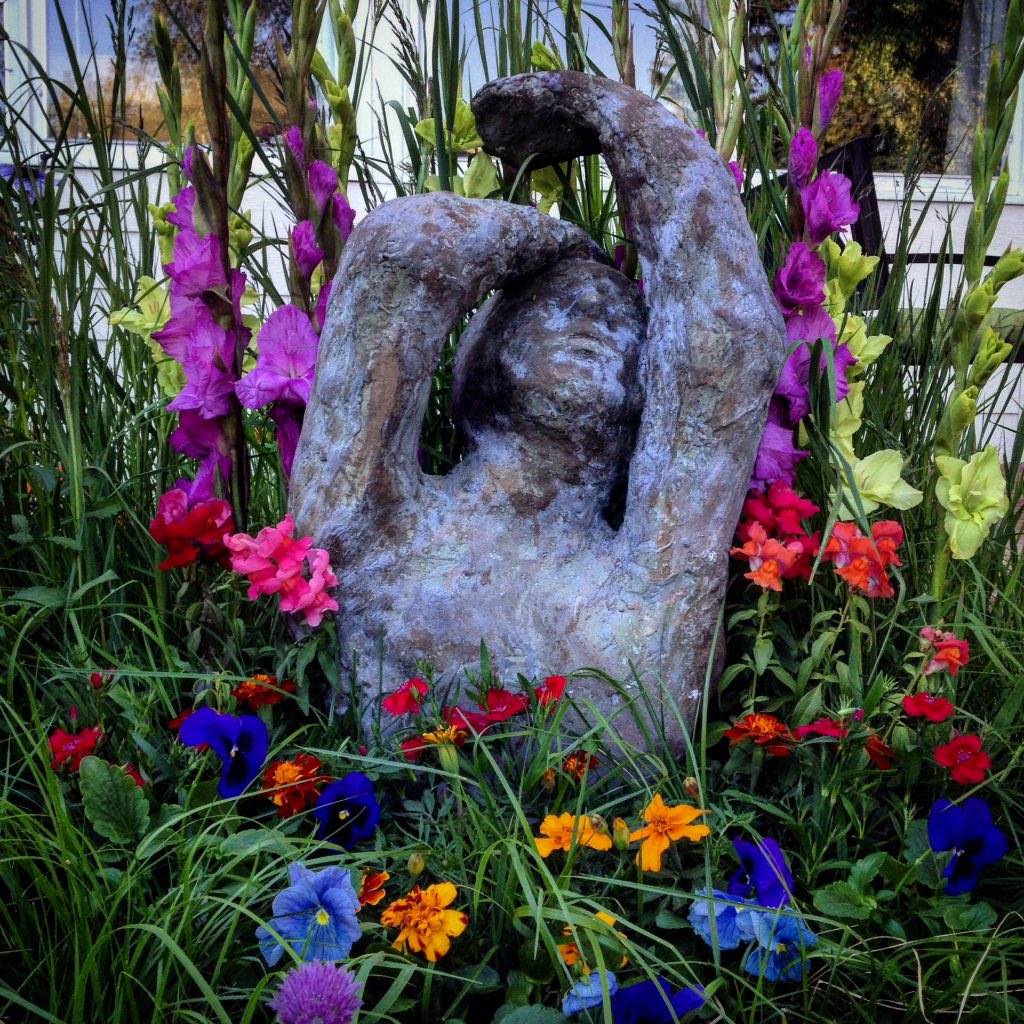 bysarahdavies's tweet photo. A #100Stone statue restored in its Hereafter Home, my garden :) #100stonefund #wearlivingart #suicideawareness https://t.co/7o3L5xEVFU
