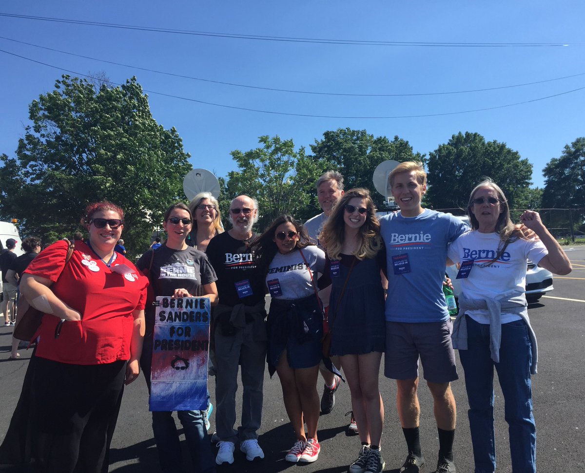 0atmilkmaiden's tweet photo. Bernie volunteer ##squad #come2dc #werinaskatepark https://t.co/Wc8b3mFtPb