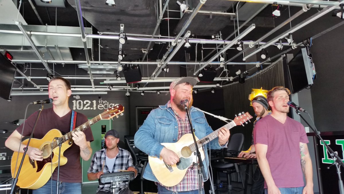 the_edge's tweet photo. .@Rainoverband treating us to an extra long #SugarBeachSession on this beauty of a day. https://t.co/u1L6zJqHlM