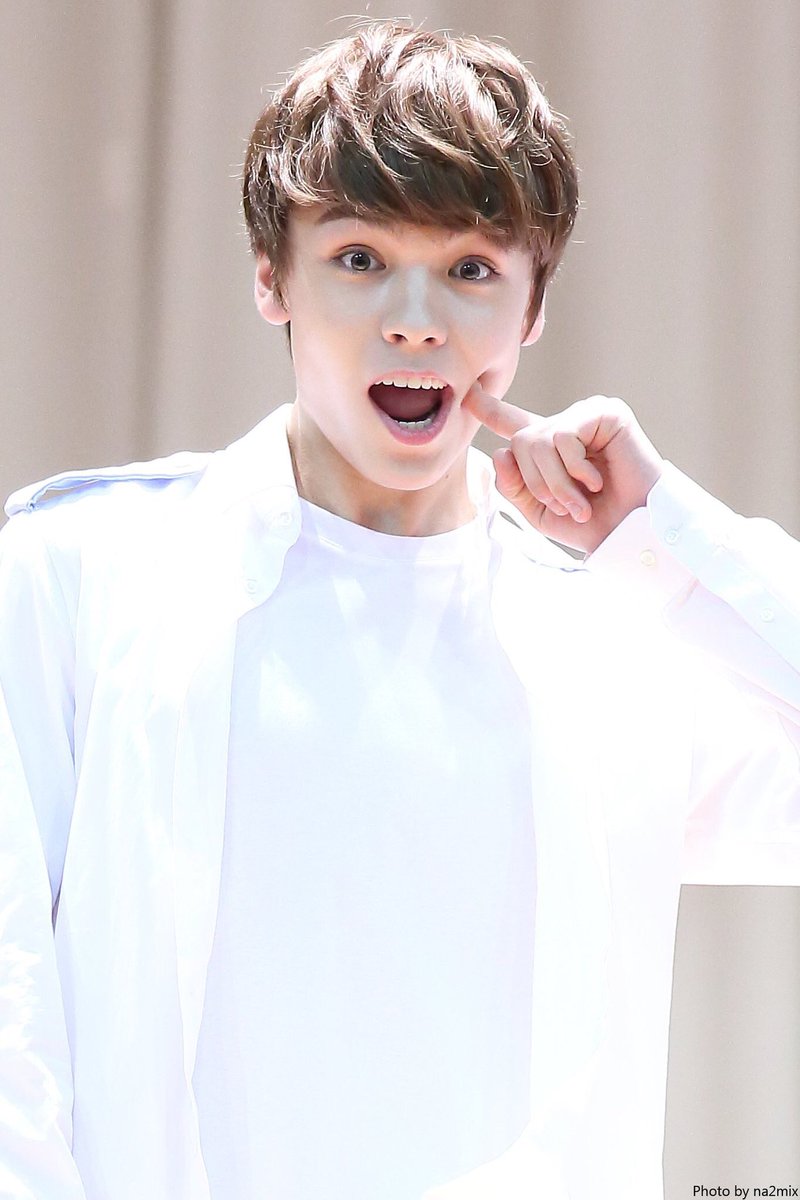 SEVENTEEN_BRA's tweet photo. [HQ] 29.05.16 Vernon no fansign em Yongsan.
Cr: na2mix https://t.co/eqR6jdobgV