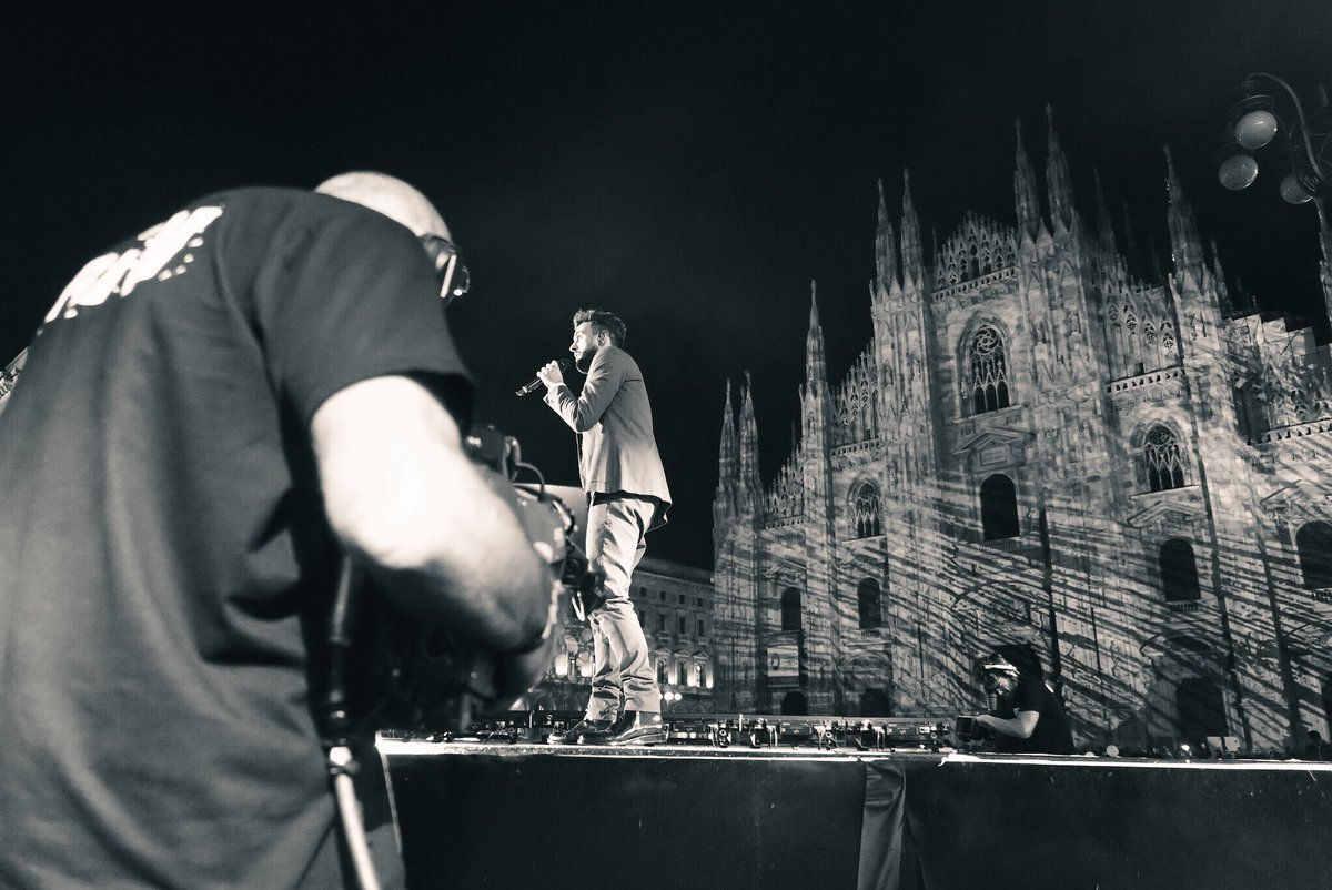 mengonimarco's tweet photo. In tendenza in Italia da 4 ore, #MengoniRadioItaliaLive è ora trend mondiale! 👊🏼
Staff https://t.co/VQmbkHgfDO
