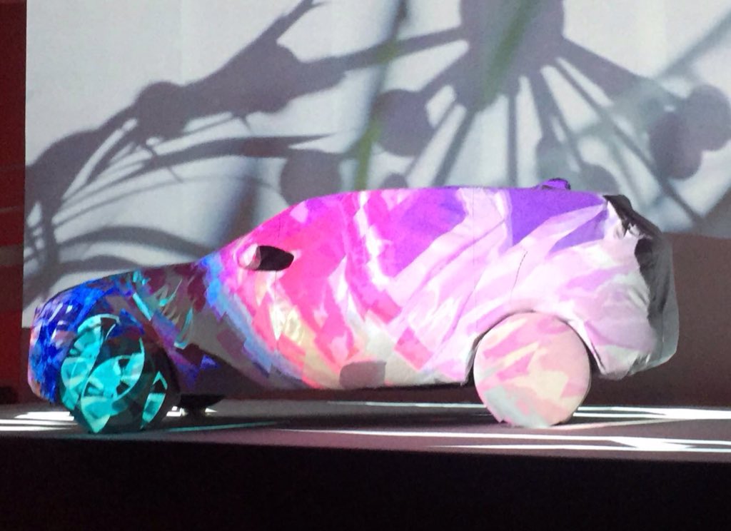 DigasaGranada's tweet photo. Expectación ante el #JaguarFPace , un coche que aboga por la personalización y la tecnología #JaguarGranada #Digasa https://t.co/9aQaENuQbf