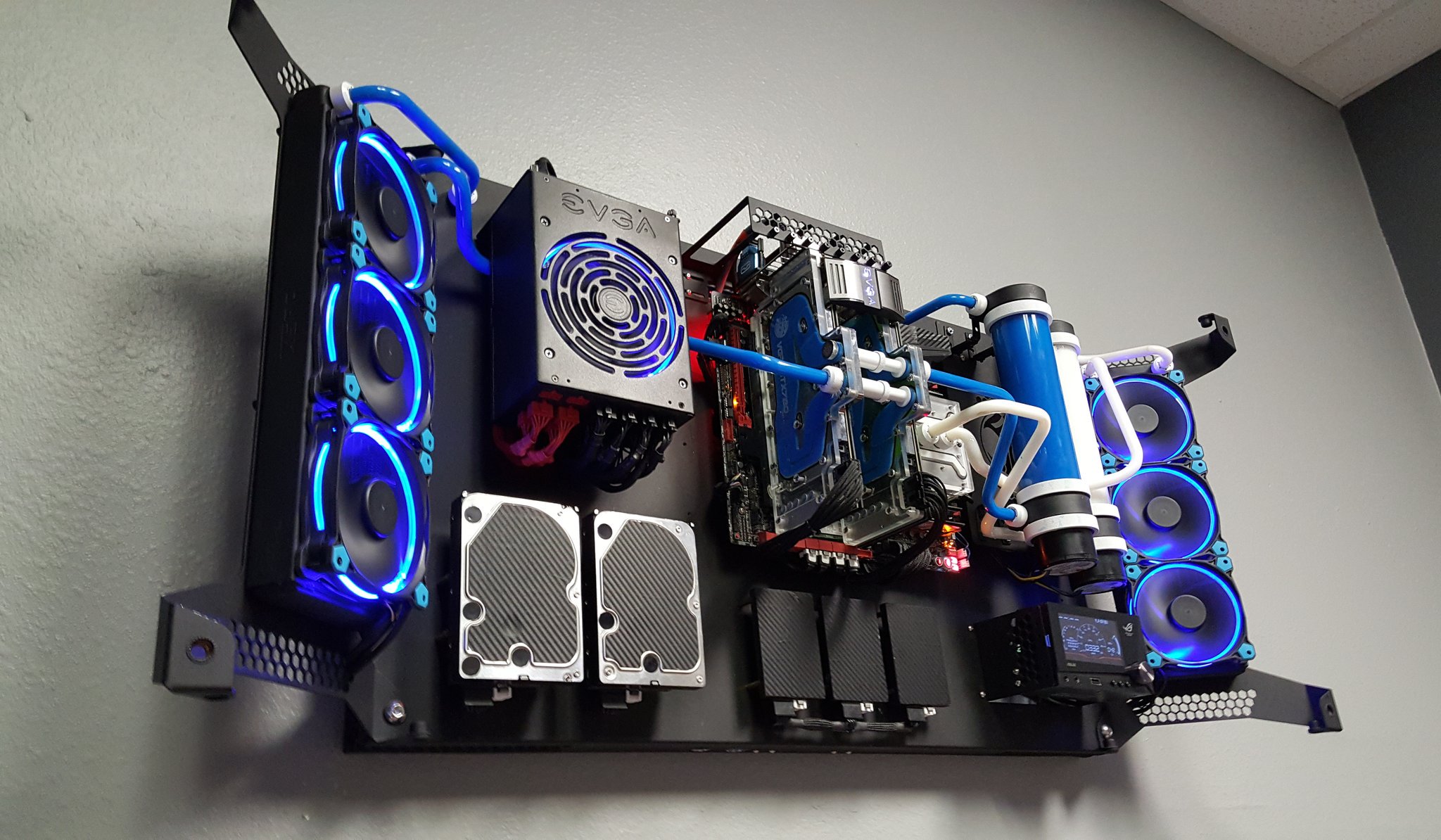 Что нужно мужу на сво. Wallmount PC Case. PC Wall Mounted Case. Моддинг корпуса AEROCOOL EXTREMENGINE 3t. Кастом корпус для ПК.