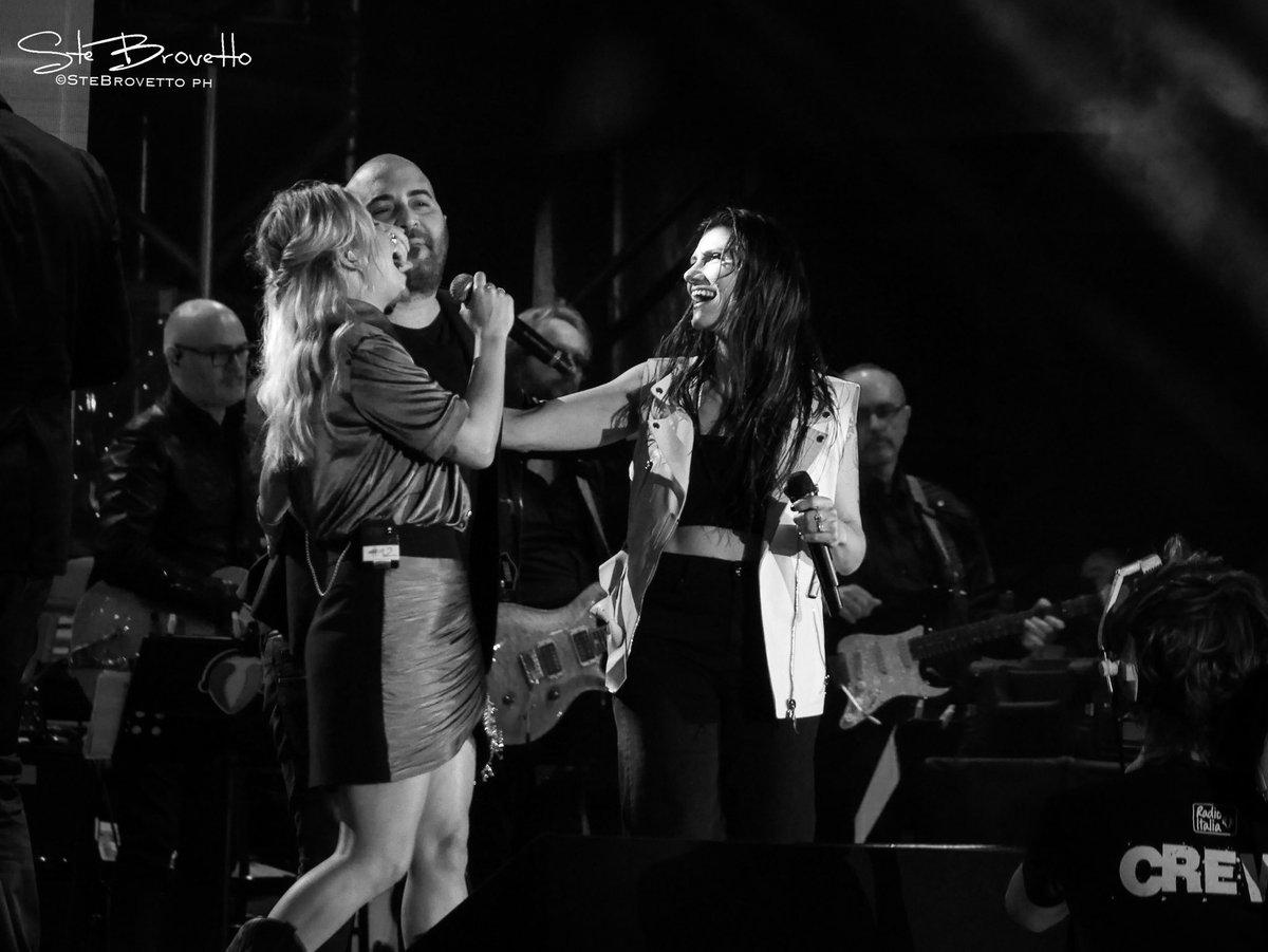 SteBrovettoPh's tweet photo. Come un abbraccio tra fratello e sorelle @Negramaro @MarroneEmma @elisatoffoli sul palco di #rilive e.. #sorridogia! https://t.co/CalvBIBvyf
