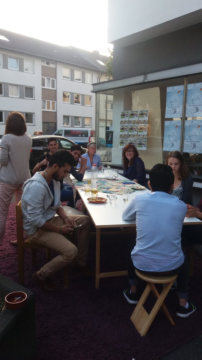 spruefer's tweet photo. #BNwirdteilbar @BonnLAB great evening sharing food and company with new neighbors #GlobalSharingWeek https://t.co/08Y6SN5mJZ