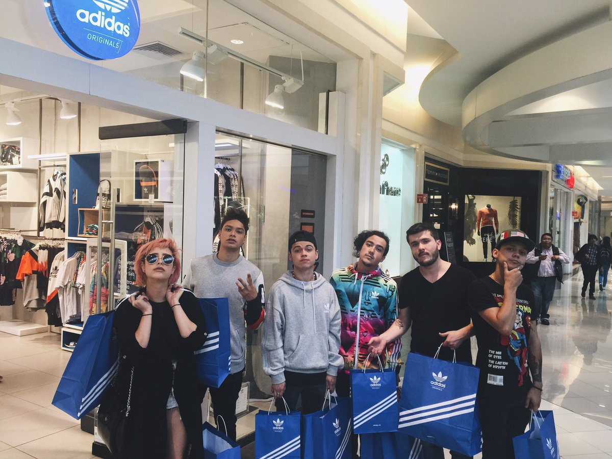 RKARTISTA's tweet photo. Escogiendo nuestros outfit's en @adidasMX #OriginalsMexicoCity 🔥 https://t.co/QUXJEKN2sW