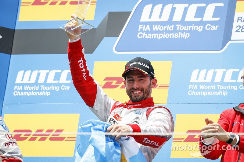Motorsport_LAT's tweet photo. .@pechito37 es como el #Senna o el #Schumacher del #WTCC, dice @TomChilton_ https://t.co/0ggYb8ZmfB https://t.co/C9rbSI3nhM