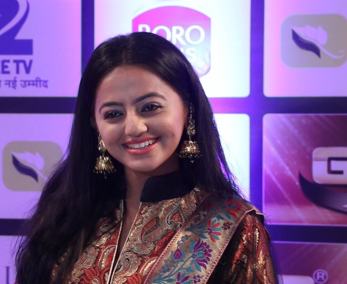 Swaragini__'s tweet photo. for all #Swaragini fans. #HellyShah at the #ZeeGoldAwards. #ZeeTV #GoldAwards #SanSwa https://t.co/LFLKf9OHrn
