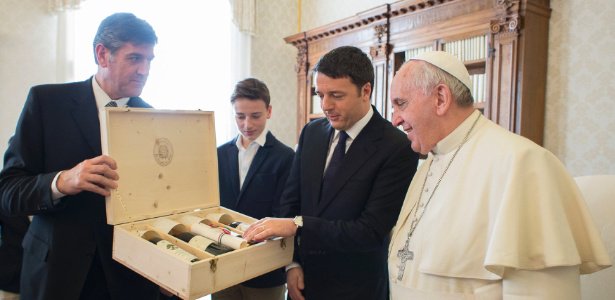 UOL's tweet photo. Papa Francisco defende vinho e diz que não se pode fazer festa com chá https://t.co/iWgM9tSjwz #PapaFrancisco https://t.co/HxCEDbQzOF