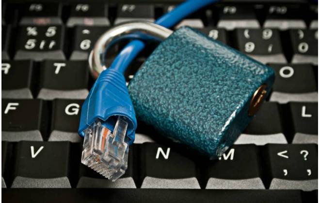 UOLNoticias's tweet photo. OAB se posiciona contra limitação da internet e critica atuação da Anatel https://t.co/WvYo3pj4Dz https://t.co/1C6dcbkOrc