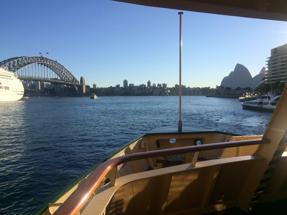 dpnzed's tweet photo. Nice day in SYD flying the A320 home to tonight #nice day @KevinT1071 @alexhowieson01 https://t.co/lcdrwofiZ5