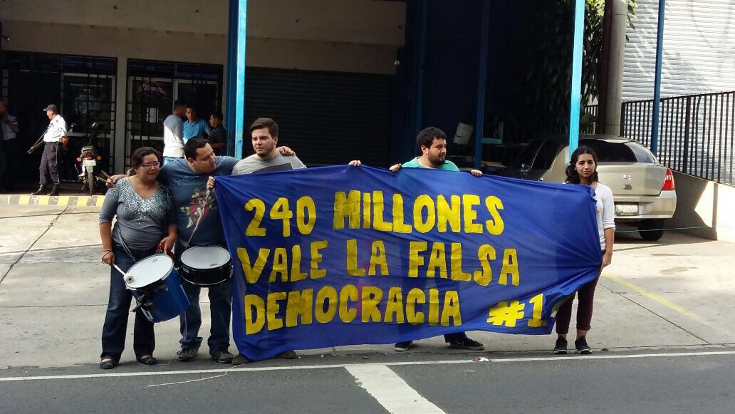 justiciayagt's tweet photo. Frente a @sonora969, protesta @labatucadagt y @landivarianos para que devuelvan lo robado. https://t.co/flsKUgEbzo
