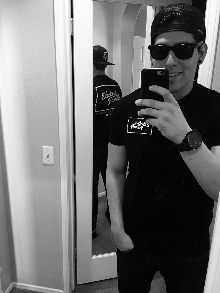 hermannn_18's tweet photo. Always representing my family anywhere I go! ⚡️🙏🏼 #EFfam #ForLife #SeeYouInAweek @ElectricFamily https://t.co/kQdNZlHJtK