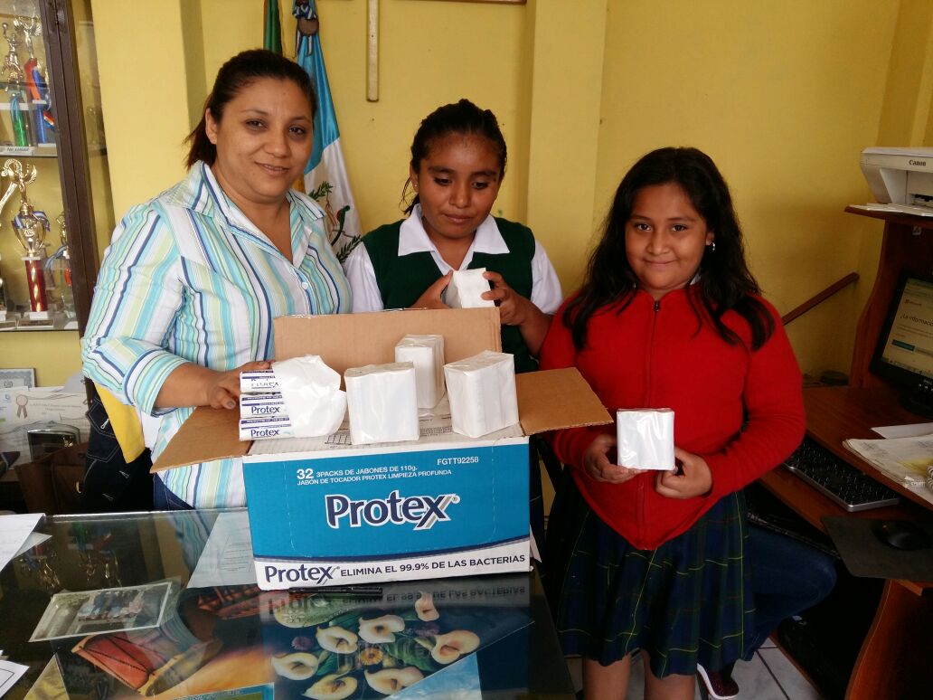 Donación de Jabones EORM Tecún Umán, Bárcena y EOUM John F Kennedy Amatitlàn. Con apoyo de Club Rotaract Ermita.