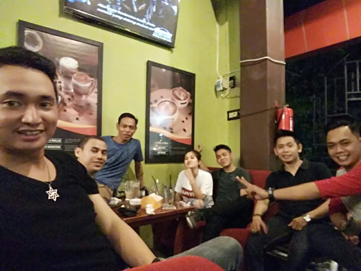 BIG_Hunters's tweet photo. nongkrong pertama bareng @hitmansystem nya @GA_Balikpapan @gyl_frans &amp; @Searex_SY https://t.co/a4r51RYSHO