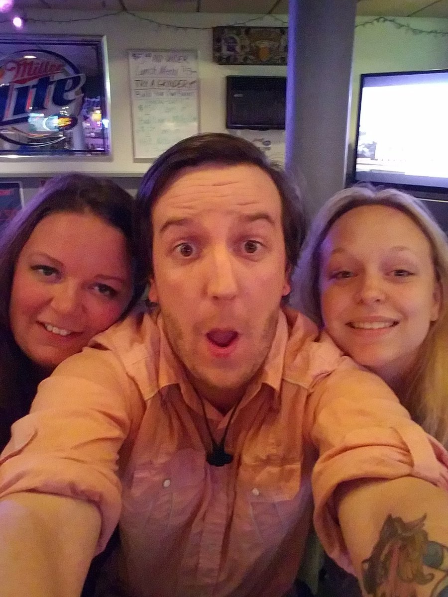 KJsideshow's tweet image. A couple beers with some good friends! @kayla_bean12