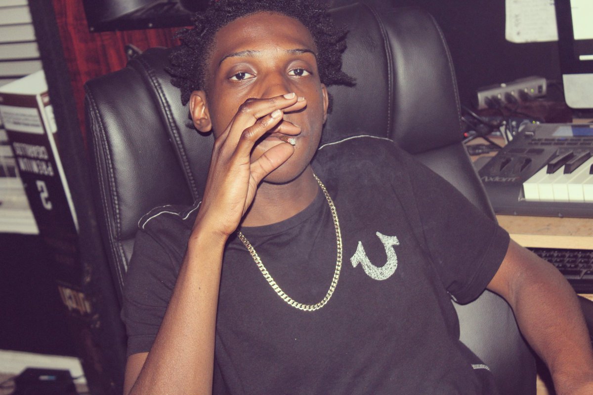 jayfloyd_'s tweet image. always catch @ebotukaG in the studio