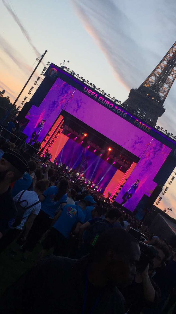 malvi75's tweet photo. J'ai mal partout à force d'avoir danser #EURO2016 #ShowEuro2016 #EURO2016 #SoutenonsLesBleus #ShowEnorme https://t.co/1S7FRDsr6W