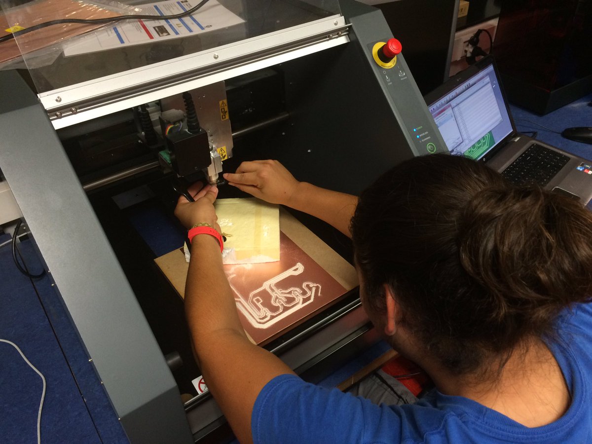 FormulaUEM's tweet photo. Jair con #PCB Álvaro, Jesús y Adri con la #CNC #FormulaUEM08 NO PARA! 💪💪
#SomosFormulaUEM
#FormulaUEM 🏎🏎 https://t.co/32lRCwvNVm