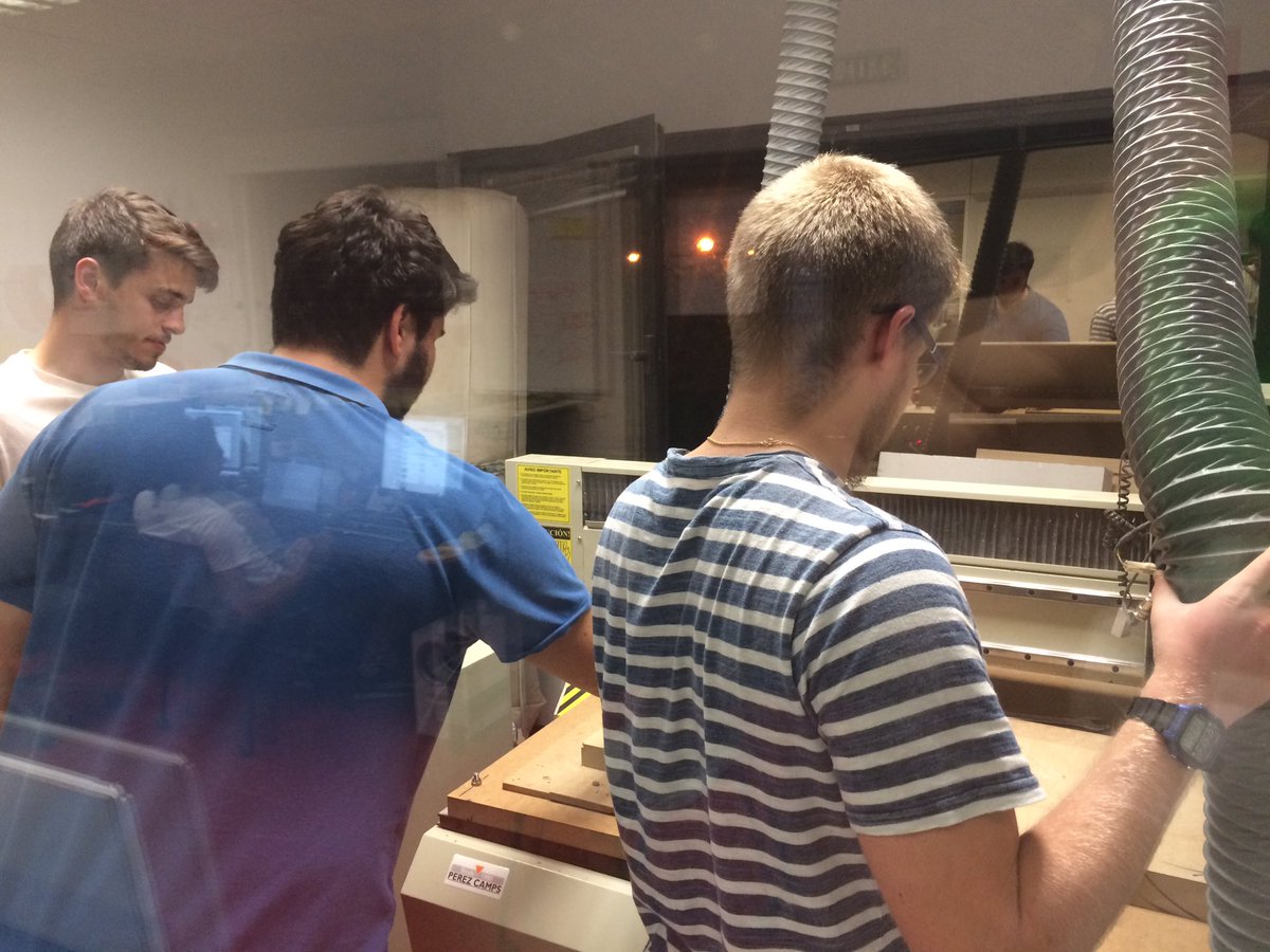 FormulaUEM's tweet photo. Jair con #PCB Álvaro, Jesús y Adri con la #CNC #FormulaUEM08 NO PARA! 💪💪
#SomosFormulaUEM
#FormulaUEM 🏎🏎 https://t.co/32lRCwvNVm