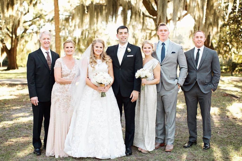 weddingPRkris's tweet photo. Yay for @meredithastone (my beautiful big sister) + @raven_for_beer’s #Savannahwedding run… https://t.co/lVVn67Pcgs https://t.co/vMzLTKc7nC