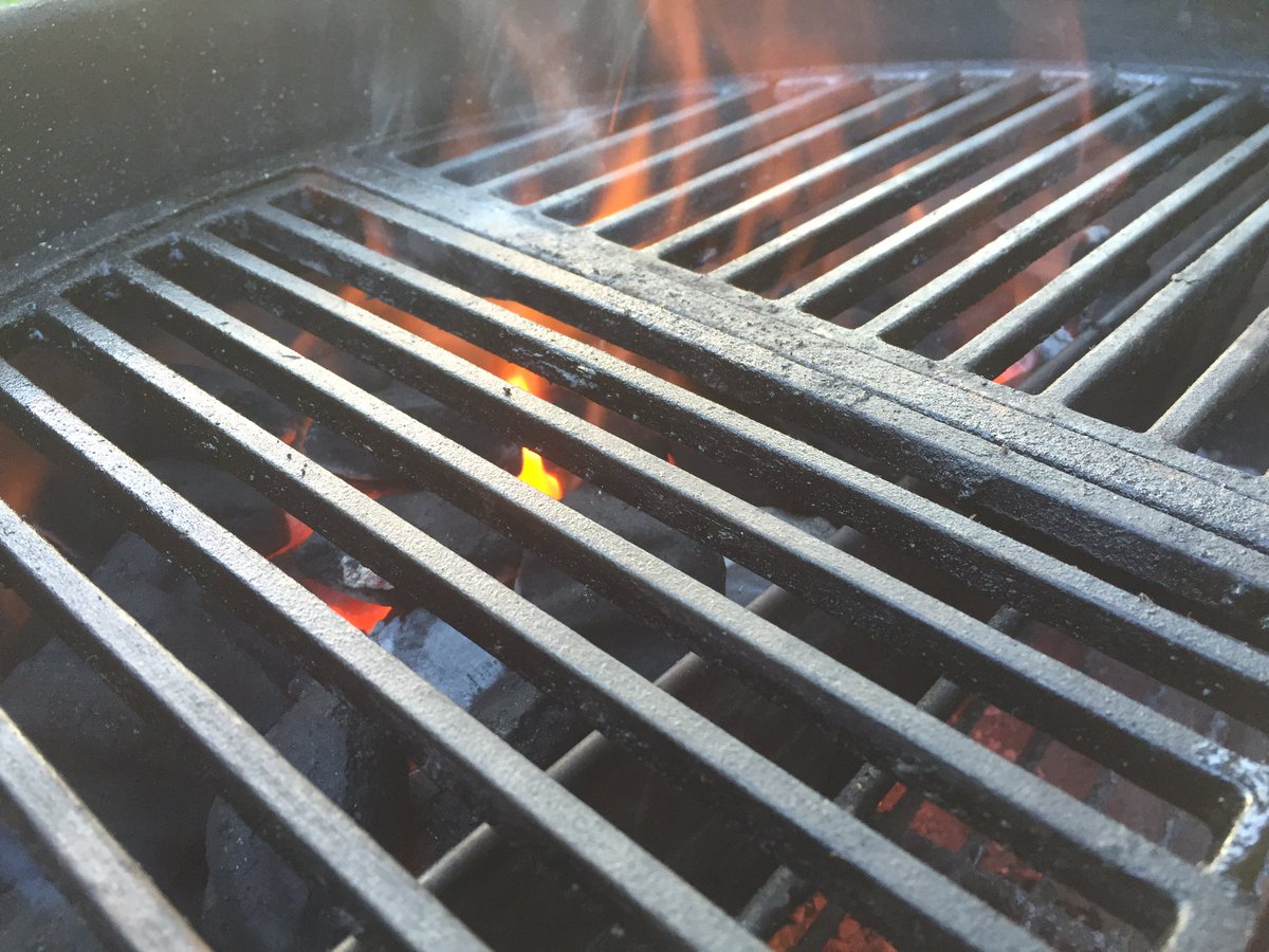 BBQDryRubs's tweet photo. A few wings inspired by @GaryGlen and @BBQFOOD4U 

Fun to use the @SlowNSear and @craycort grates at the same time! https://t.co/5iJfR7VSOt