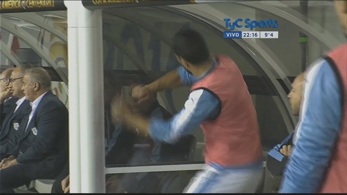 Suarez prende a pugni la panchina in Uruguay-Venezuela di Coppa America