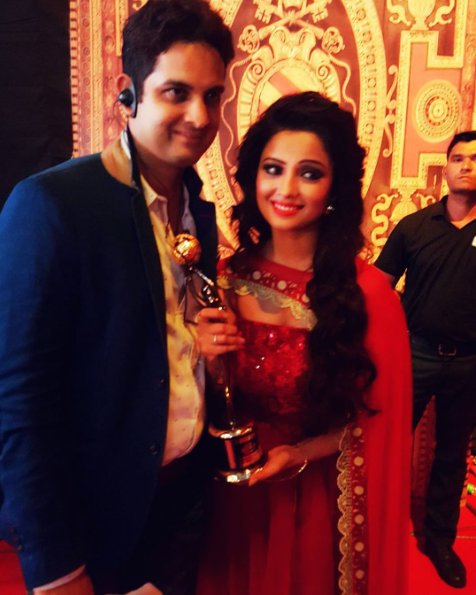 AdaaKhanPage's tweet photo. Gorgeous @adaa1nonly with @VikasKalantri #ZeeGoldAwards #BestActorInNegativeRole #Naagin @Naagin_ColorsTV https://t.co/xyXFThEsih